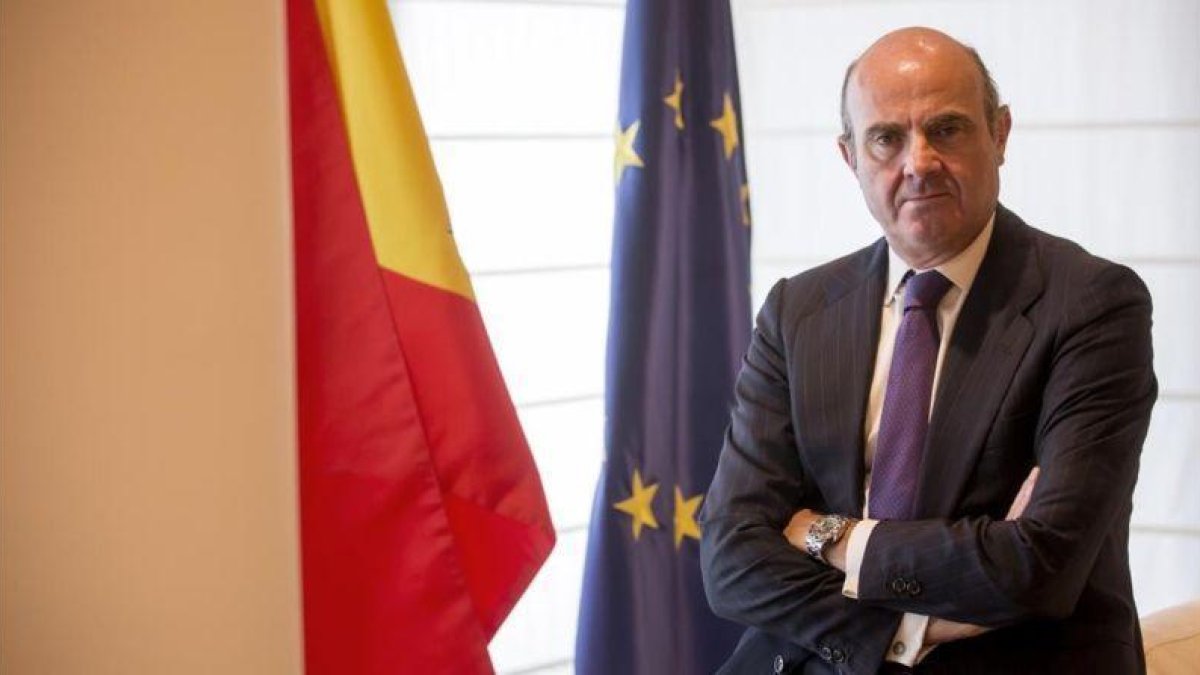 El ministro de Economía, Luis de Guindos, posa en su despacho, en una imagen de archivo.-JOSÉ LUIS ROCA