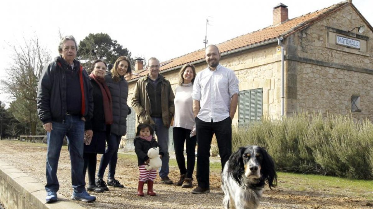 La familia Somoano posa ante la fachada de su casa, la antigua estación de Matamala, en la que se rodaron escenas del filme ‘Doctor Zhivago’.-LUIS ÁNGEL TEJEDOR