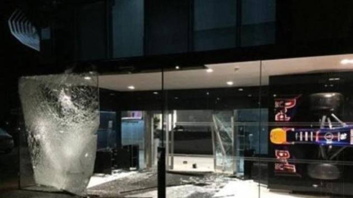 Una de las paredes de vidrio de la sede de Red Bull en Milton Keynes, reventada.-Foto: TWITTER