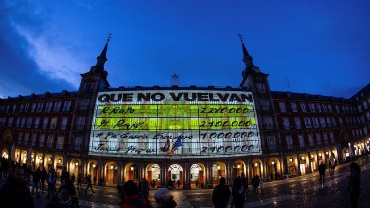 La plaza Mayor de Madrid con la imagen de los papeles de Bárcenas.-EFE