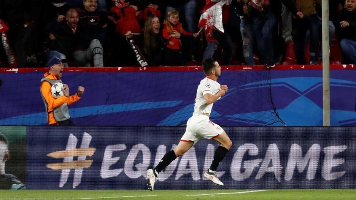 Sarabia celebra el gol del Sevilla-JON NAZCA / REUTERS
