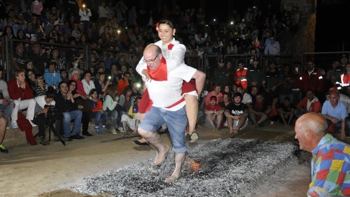 Pasador cruzando las brasas-VALENTÍN GUISANDE