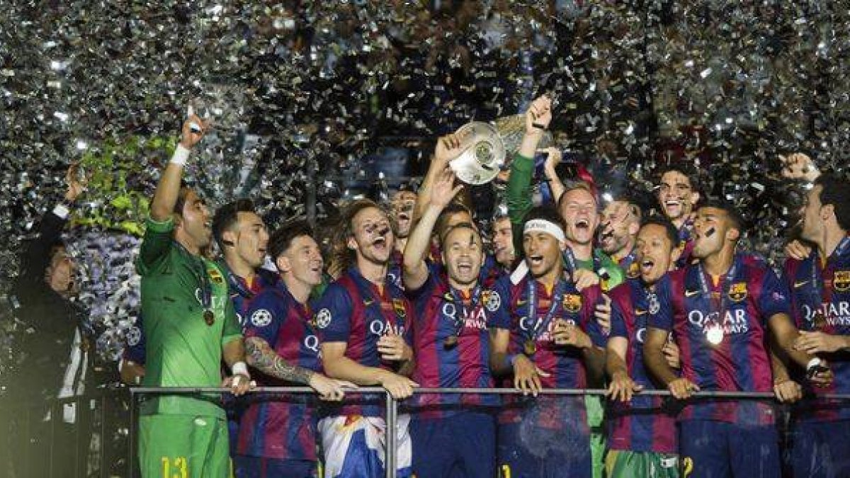 Los jugadores del Barça, con el trofeo de la Liga de Campeones, en el palco de la Estadio Olímpico de Berlín.-Foto: JORDI COTRINA