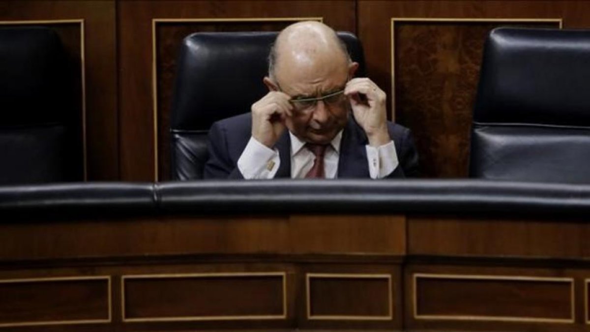 El ministro de Hacienda en funciones, Cristóbal Montoro, en el pleno del Congreso de los Diputados.-JOSE LUIS ROCA