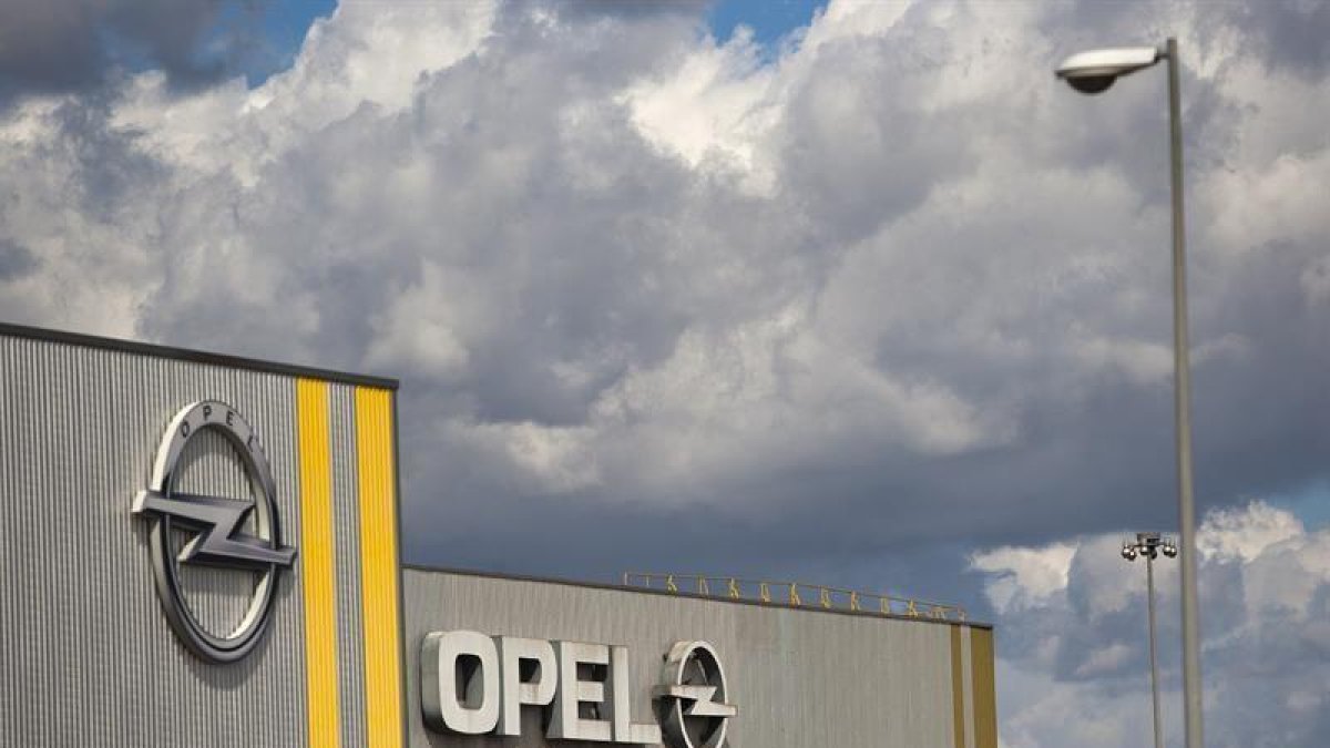 - Imagen de la planta de Opel en Zaragoza. PSA Peugeot Citroen anunció hoy la compra a General Motors (GM) de su filial Opel/Vauxhall, que le permitirá convertirse en