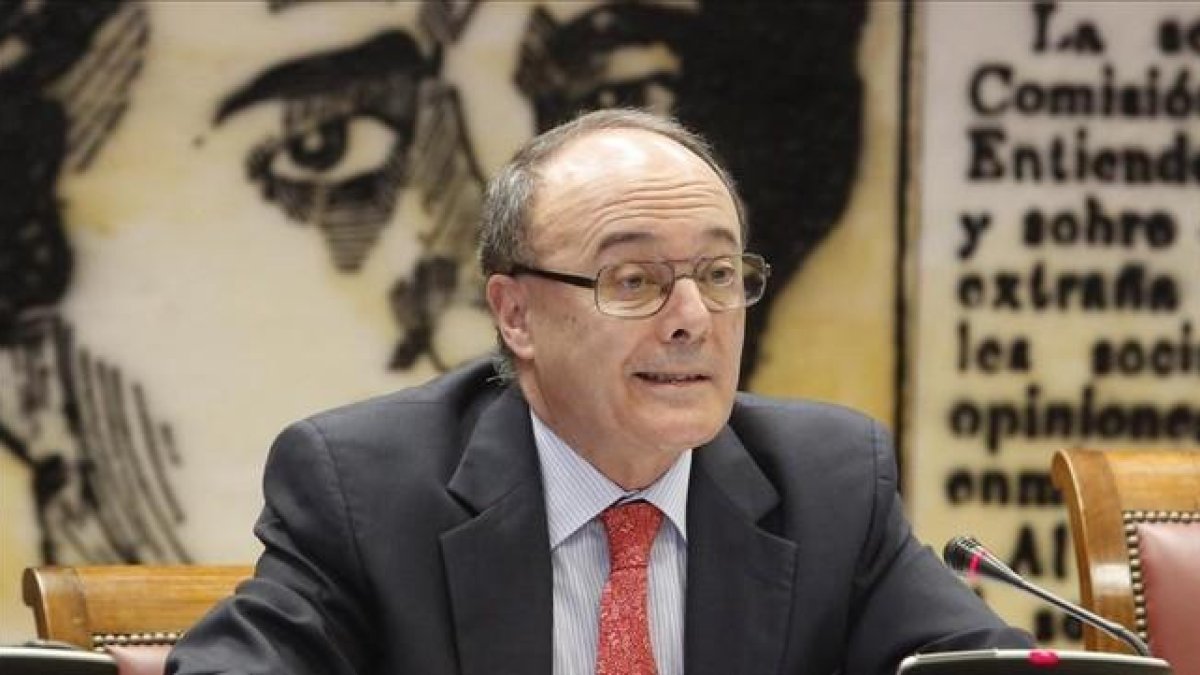 El gobernador del Banco de España, Luis María Linde, en la Comisión de Economía del Senado, en septiembre pasado.-AGUSTÍN CATALÁN