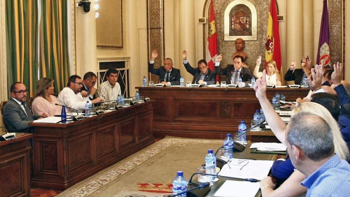 La corporación de la Diputación en el pleno de ayer-M.T.