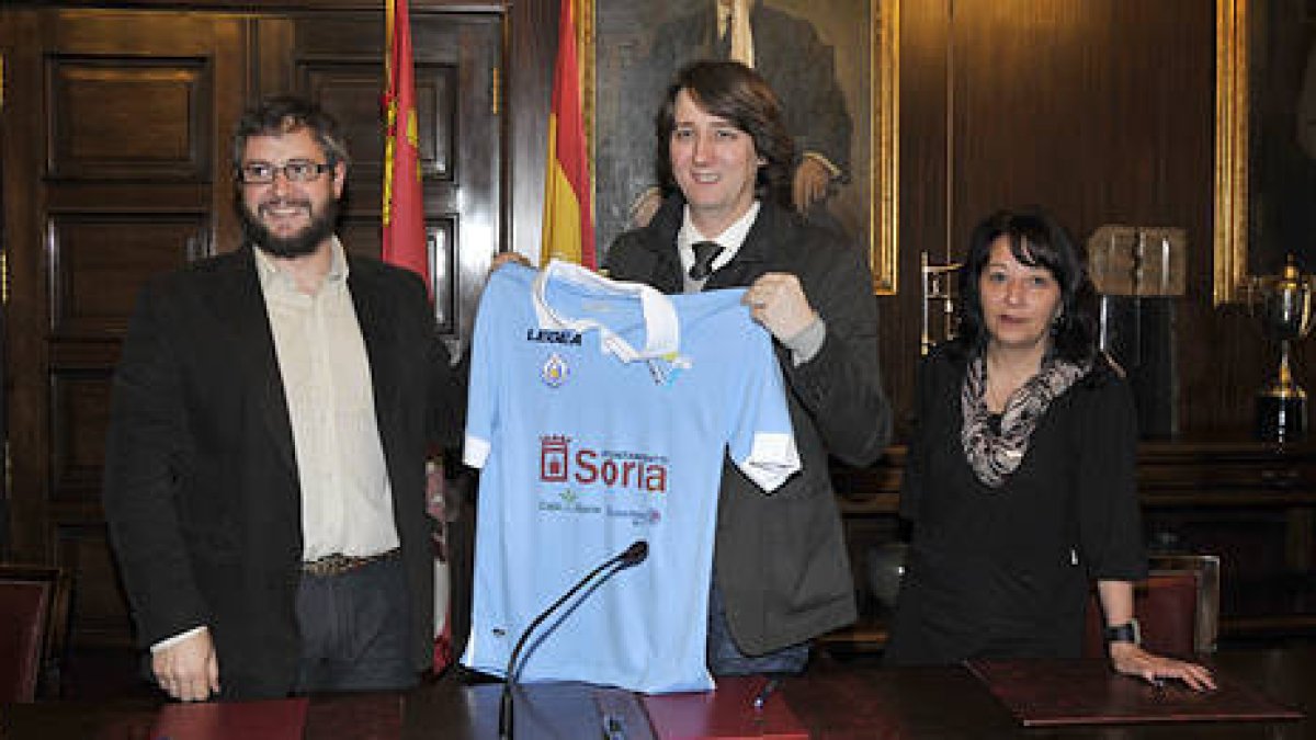 Alfredo Cabrerizo y Carlos Martínez Mínguez durante la firma del convenio entre Río Duero y Ayuntamiento de Soria. / VALENTÍN GUISANDE-