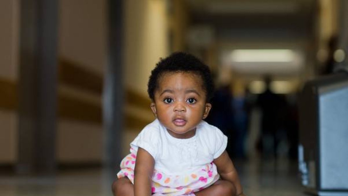 Una refugiada de Ghana, que ha recibido asilo en Alemania, ha puesto de nombre a su hija recién nacida Angela Merkel en honor a la cancillera alemana. Ophelya Ade, de 26 años y procedente de un pequeño pueblo cerca de la capital de Ghana, Accra, ha regis-Foto: AP / JULIAN STRATENSHULTE