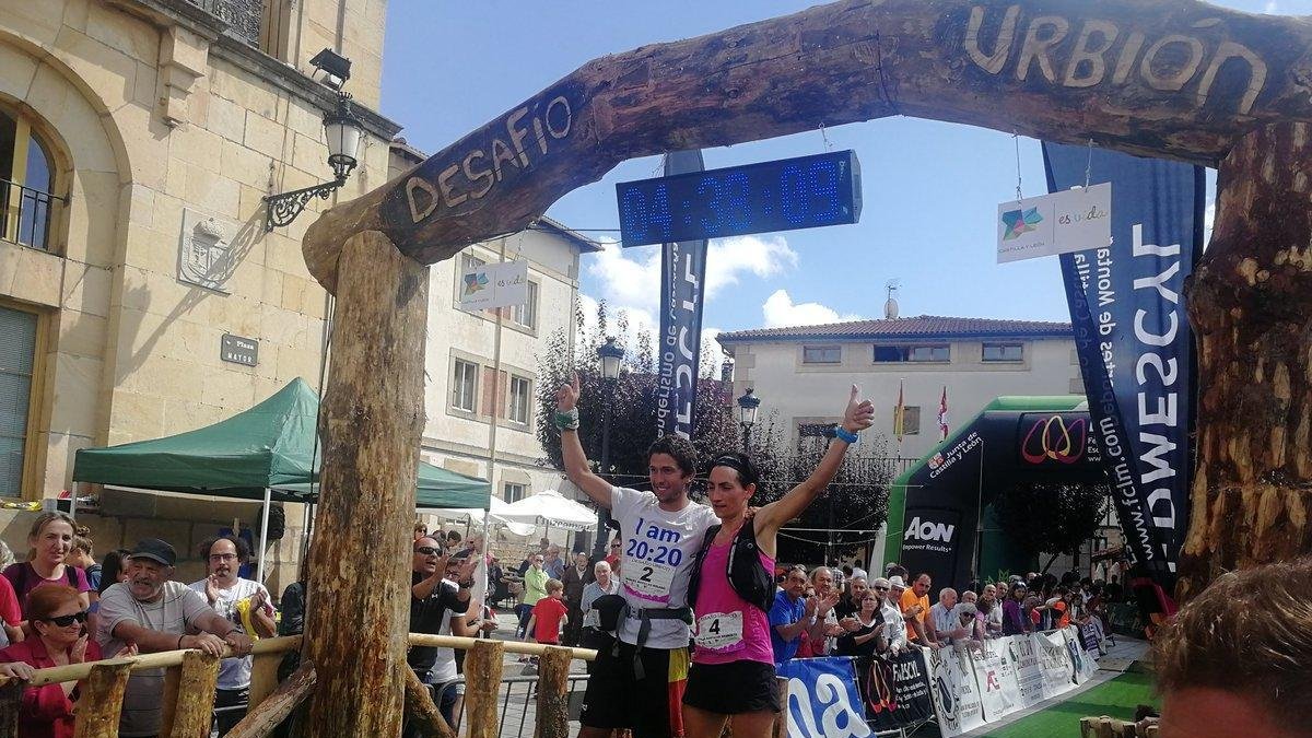 Manuel Merillas y Ohiana Kortazar, celebran sus primeros puestos en la meta del Desafío Urbión.-HDS