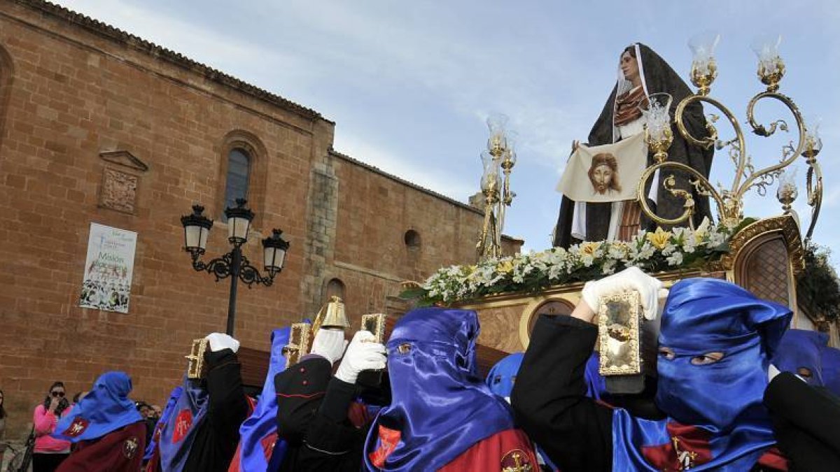 Procesión del Vía Crucis de Penitencia de la Cofradía de las Caídas de Jesús, con el paso de la Verónica como protagonista, en una imagen de ayer.-DIEGO MAYOR