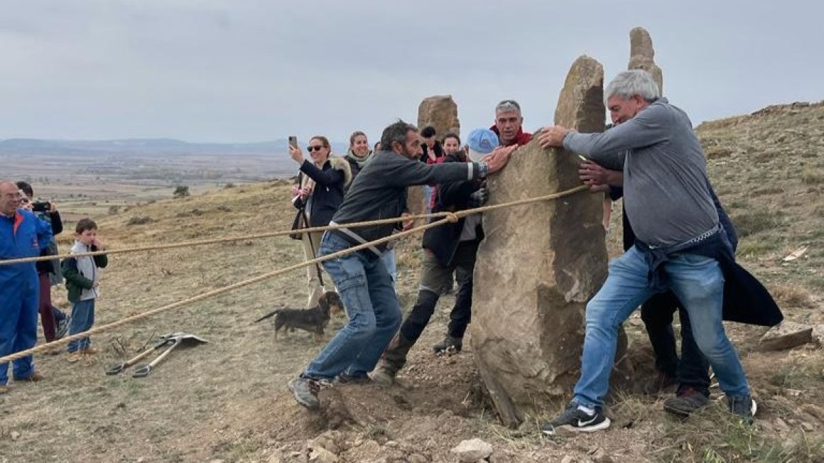Colocación de la cuarta piedra del dolmen del siglo XXI, ayer, en Carrascosa. HDS