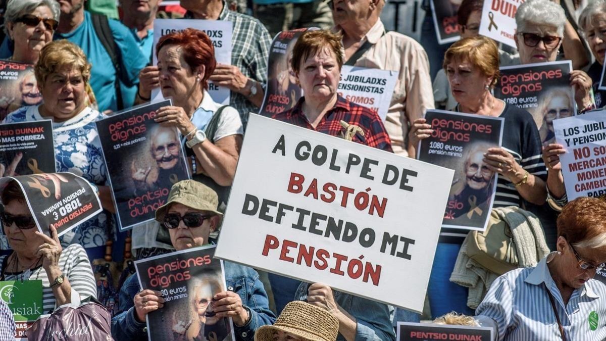 Concentración convocada por los colectivos de jubilados para reivindicar unas pensiones dignas. /-JAVIER ZORRILLA