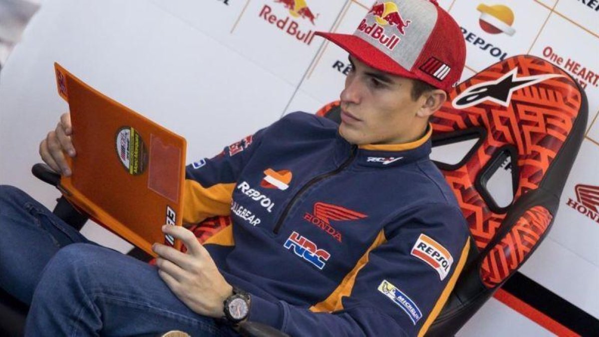 El catalán Marc Márquez (Honda) repasa el plan de trabajo del primer día de test, en Valencia, del pasado martes.-MIGUEL LORENZO