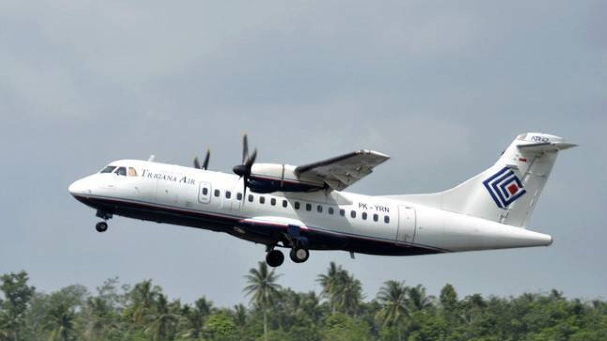Imagen de un avión de la compañía Trigana Air Service ATR42-300, el mismo modelo que se ha estrellado en Papúa.-AP
