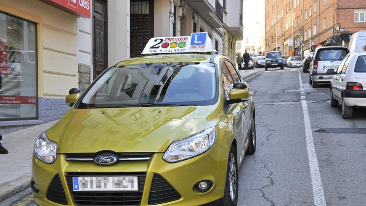 Un vehículo de una autoescuela.-VALENTÍN GUISANDE
