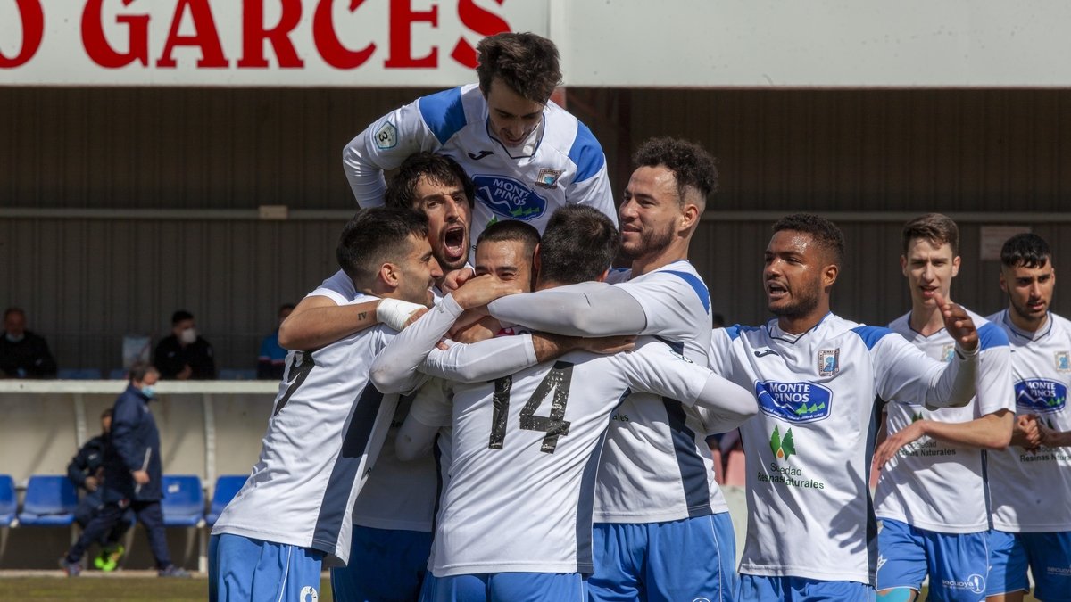 El Almazán celebra un gol en el derbi ante el Numancia B. MARIO TEJEDOR