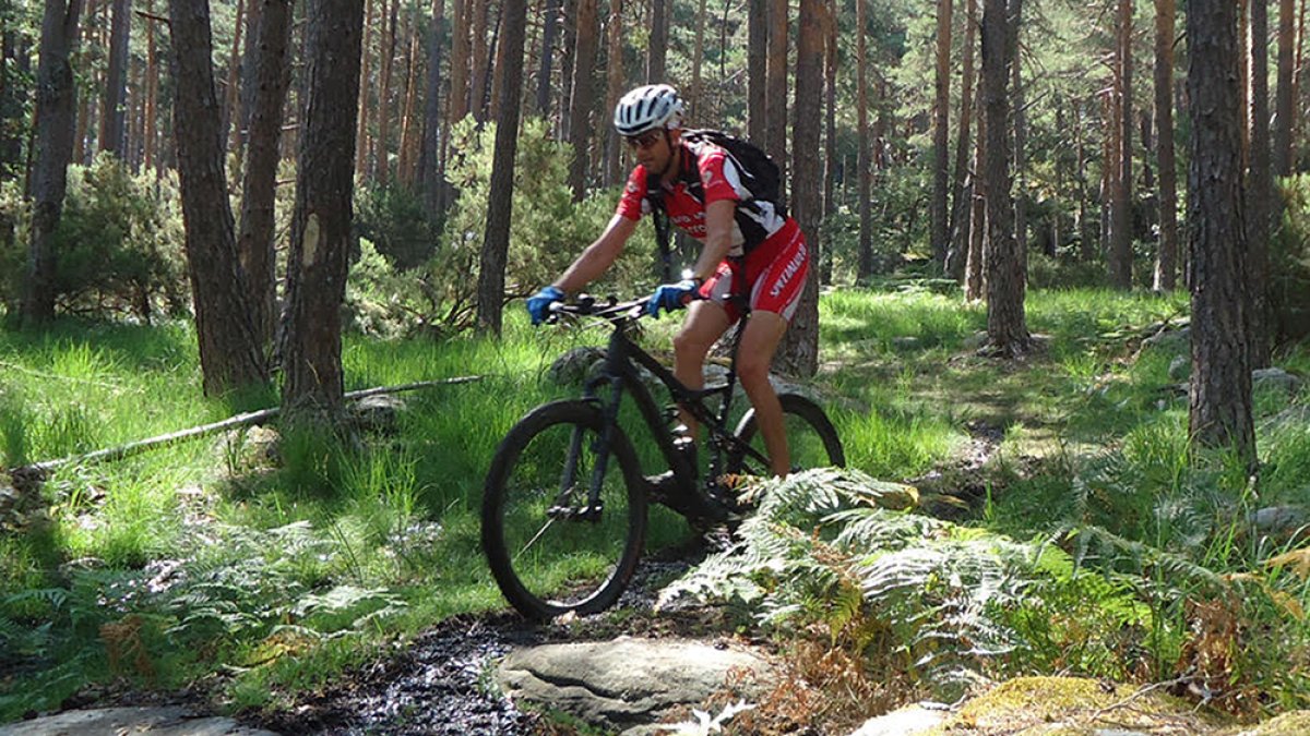 La comarca de Pinares numerosos recorridos para practicar este deporte.- RAQUEL FERNÁNDEZ