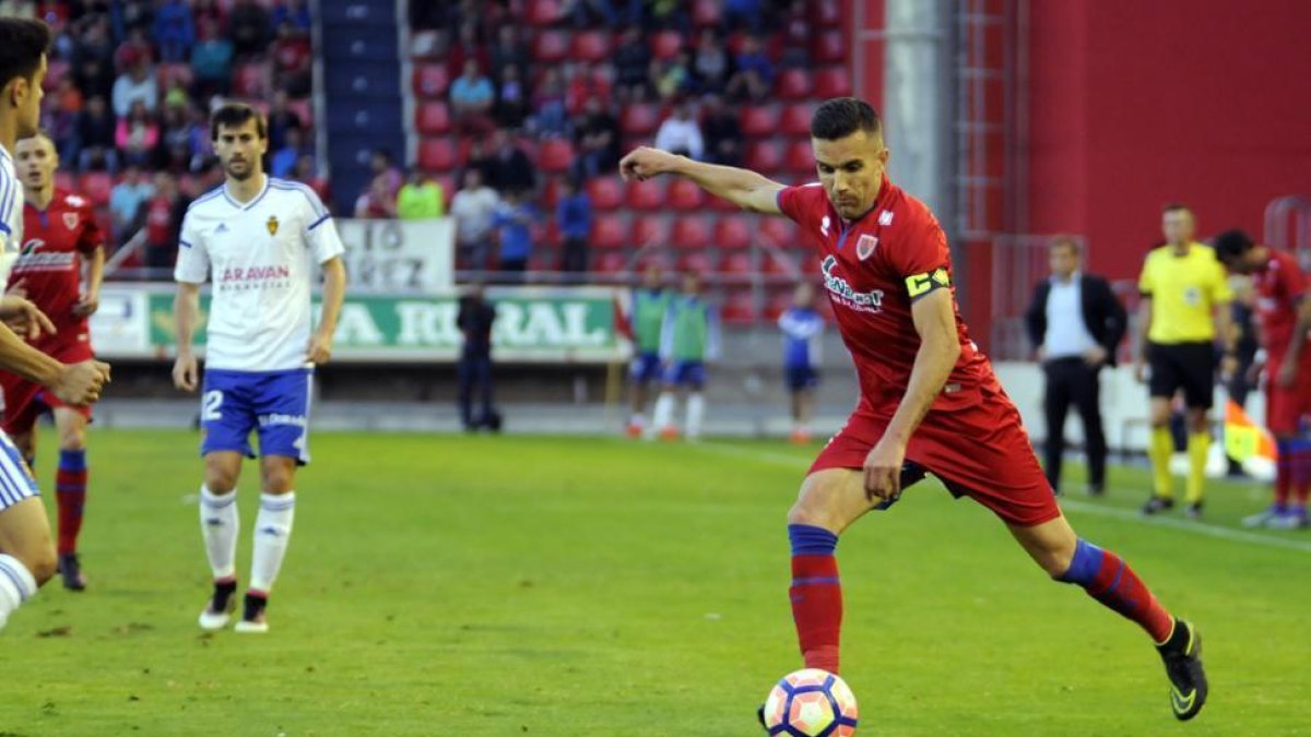Julio Álvarez en el momento de golpear el balón en el encuentro ante el Zaragoza del pasado domingo.-Diego Mayor