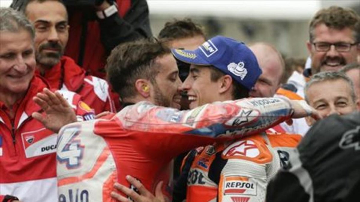 Dovizioso y Márquez se abrazan en el box al final de la carrera de MotoGP.-EFE / KIMIMASA MAYAMA