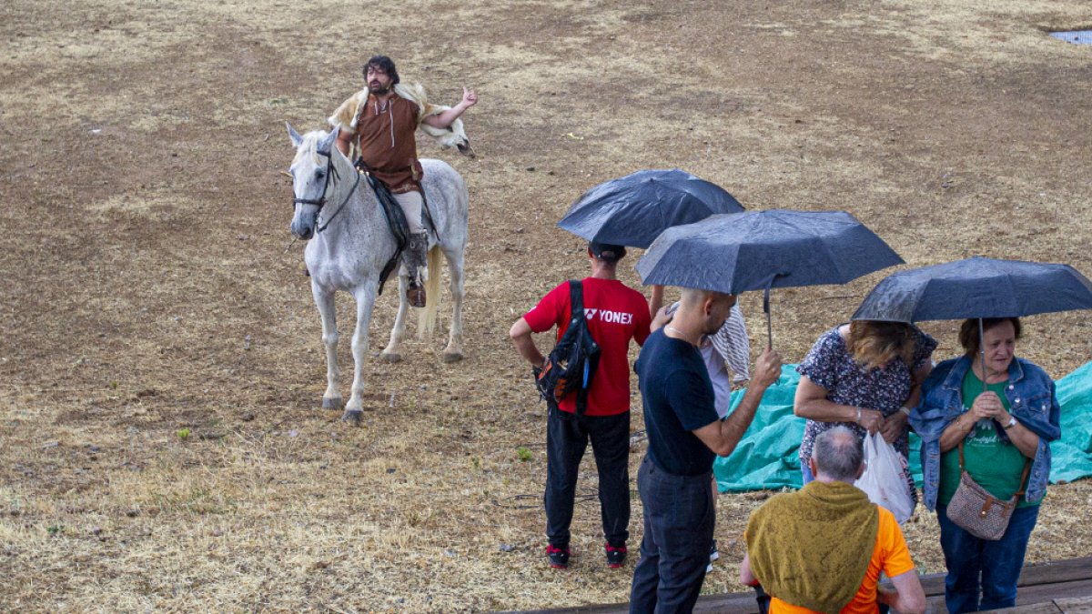 Desde Tierraquemada explican al pública la suspensión del acto.-MARIO TEJEDOR