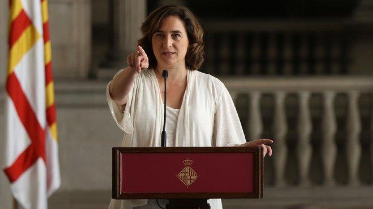 Ada Colau en el Saló Gòtic del ayuntamiento cuado presentó su acuerdo de gobierno con el PSC, en julio.-DANNY CAMINAL