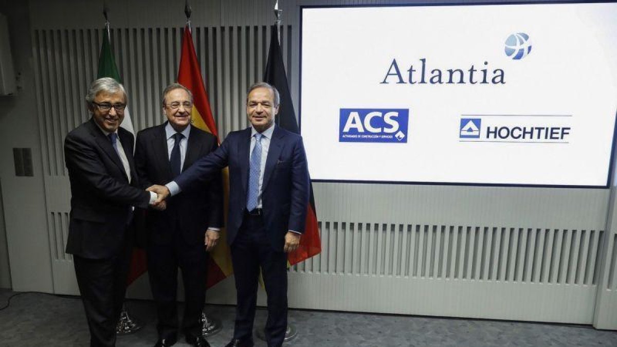 El presidente de ACS, Florentino Pérez (c); el consejero delegado de Atlantia, Giovanni Castelluci (i), y el presidente de Hochtief, Marcelino Fernández Verdes (d).-EMILIO NARANJO (EFE)