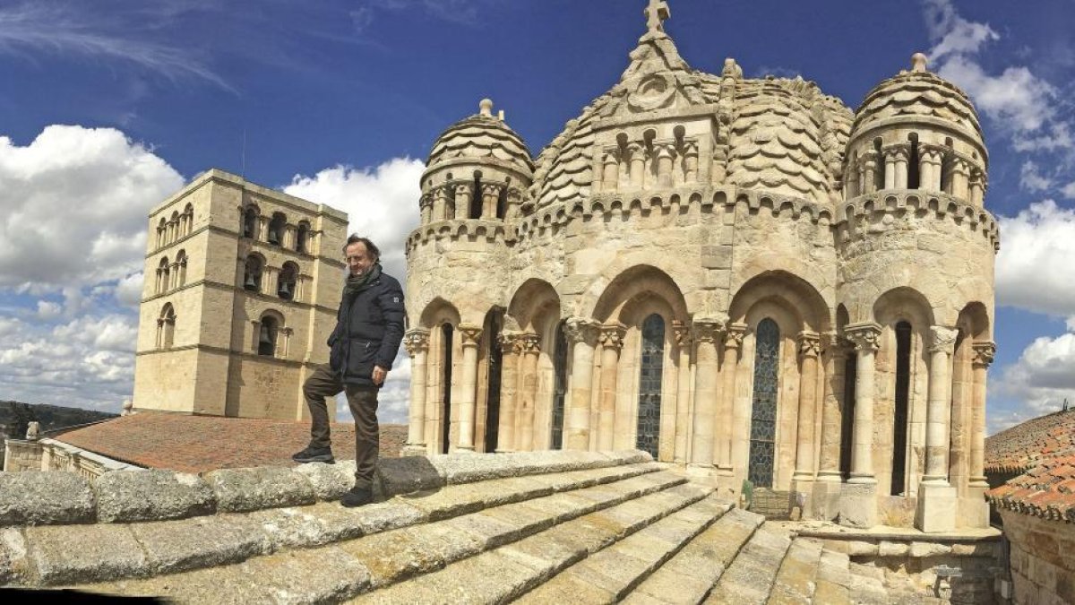 El arquitecto y bodeguero Paco Somoza, sobre el cimborrio de la Catedral de Zamora, contemplando el río Duero a su paso por la ciudad-ARGI