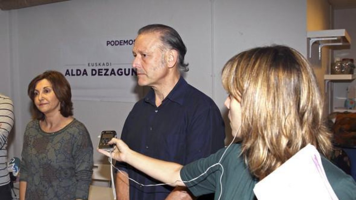 El secretario general de Podemos Euskadi, Roberto Uriarte, el pasado martes tras suspender la comparecencia ante los medios.-EFE / LUIS TEJIDO