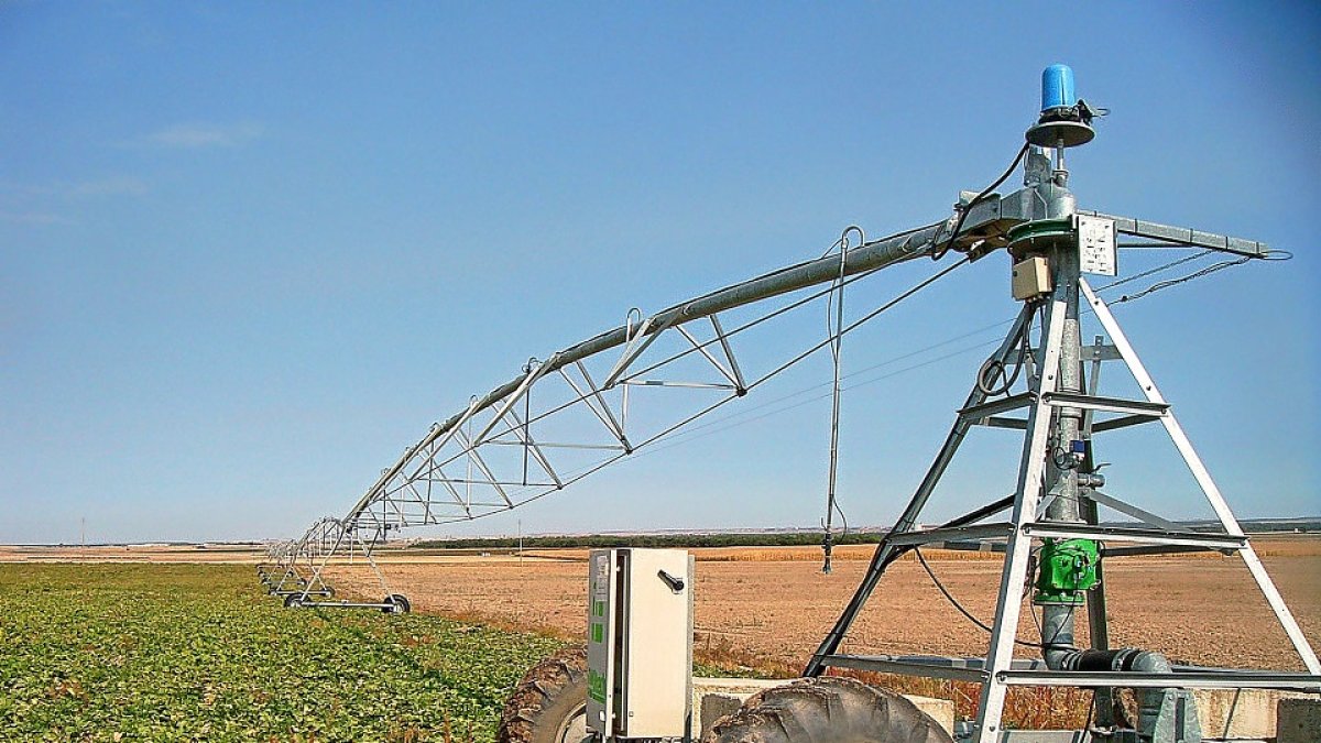 Pivot de riego en una explotación agrícola de la Comunidad. / E.M.