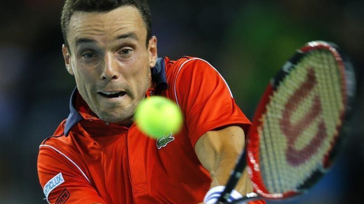 El tenista español Roberto Bautista-Agut se enfrenta al rumano Adrian Ungur durante su partido de la eliminatoria de segunda ronda del Grupo Mundial I de Copa Davis entre Rumanía y España en Cluj.-EFE/Robert Ghement