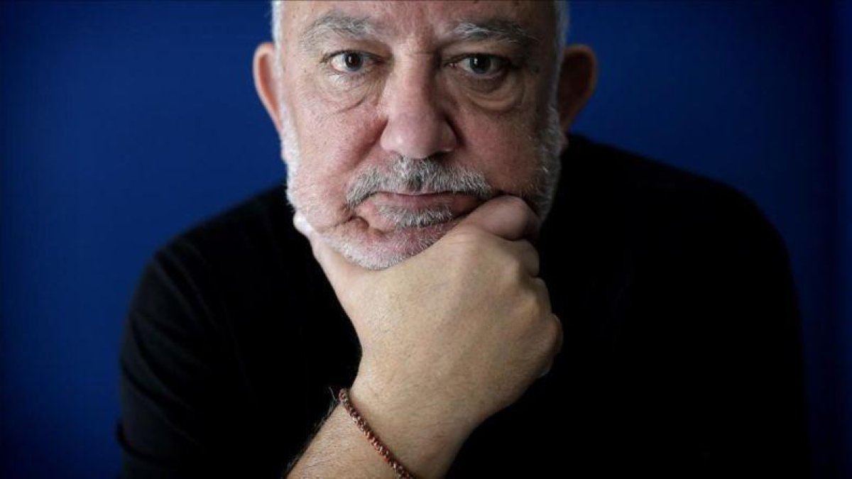 El cineasta Imanol Uribe, el pasado martes en la librería Ocho y Medio de Madrid.-JOSÉ LUIS ROCA