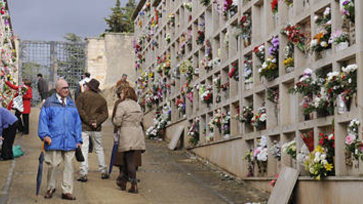 Los adornos florales llenan ya de colorido y de fragancias el recinto funerario de El Espino en Soria. / VALENTÍN GUISANDE-