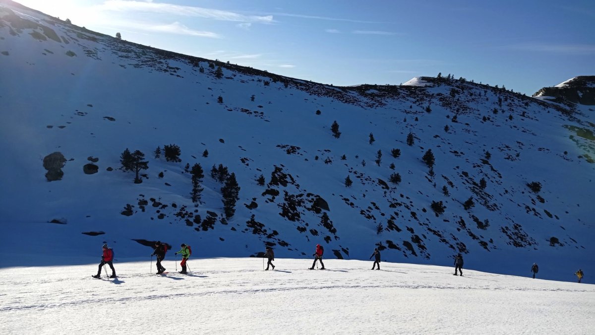 Subida de los montañeros sorianos para colocar el Belén en los Picos de Urbión. R. F.