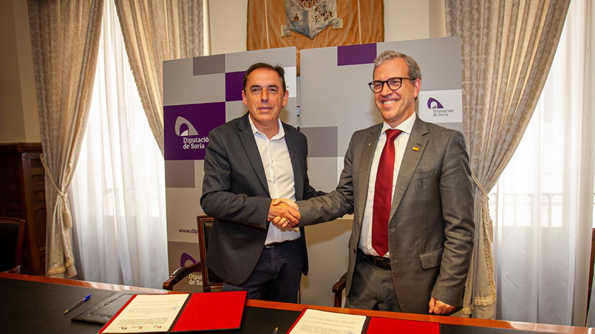 Firma del convenio para desarrollar el Plan de Empleo Local. MARIO TEJEDOR