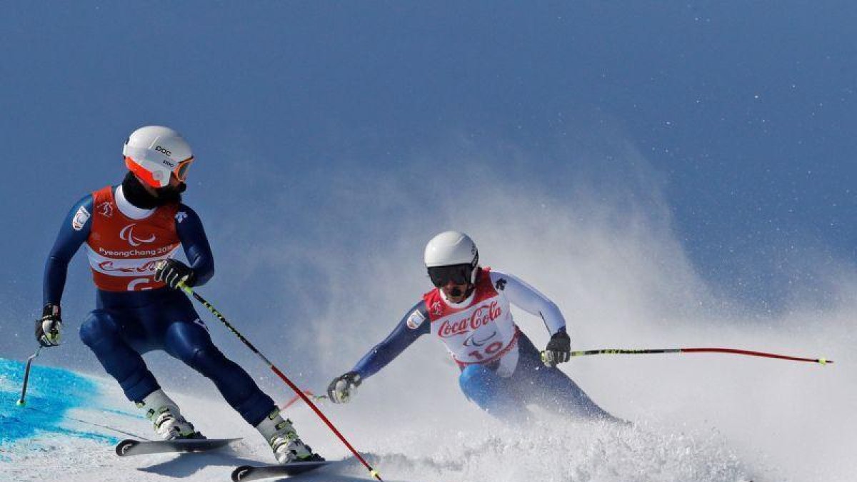 Galindo controla a Santacana, en plena bajada, en los Juegos Paralímpicos.-PAUL HANNA (REUTERS)