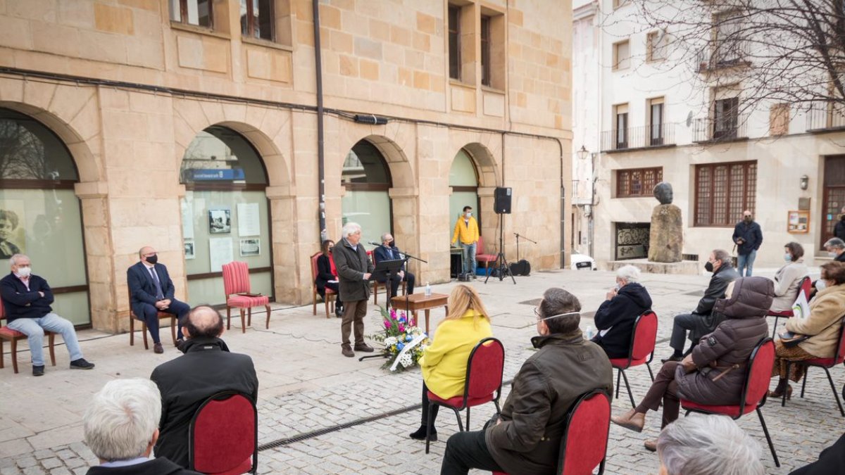 Manuel Núñez Encabo interviene en el acto de la plaza del Vergel. GM