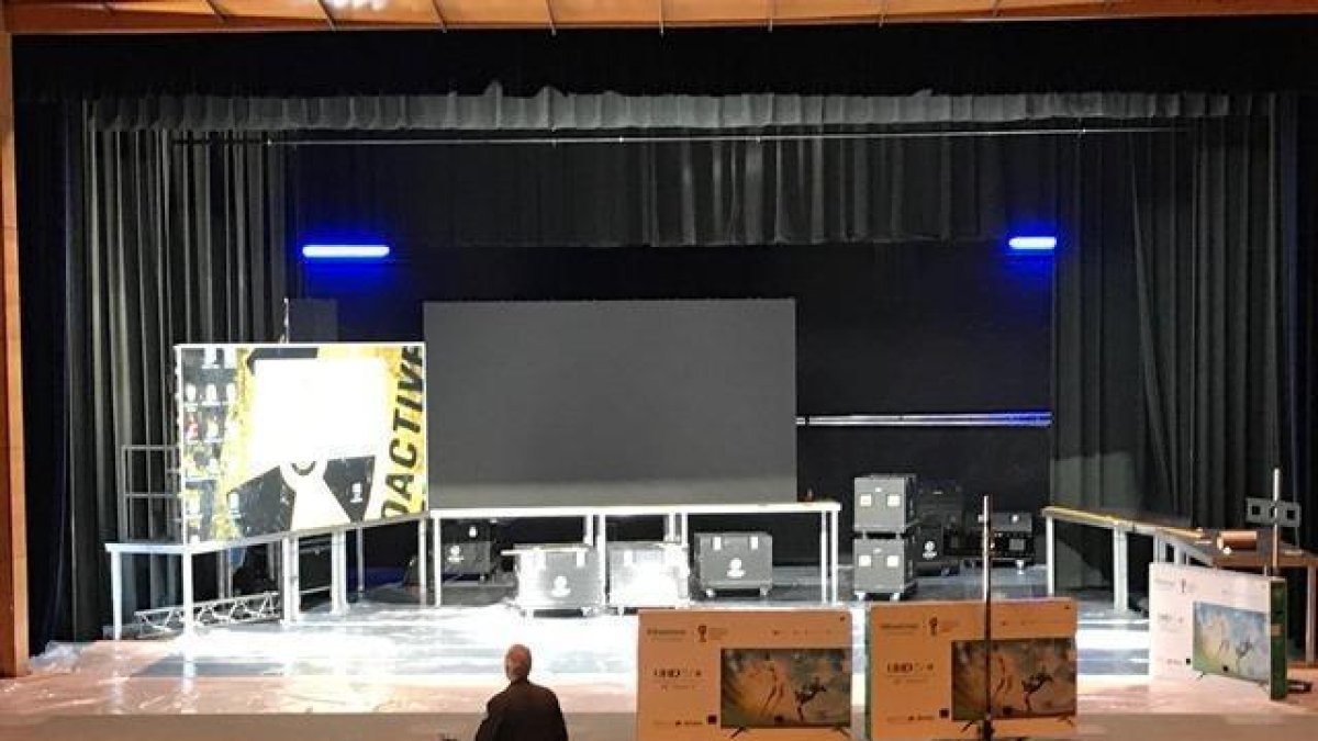 Los técnicos ultimaban ayer los detalles del escenario del primer debate electoral autonómico.-HDS