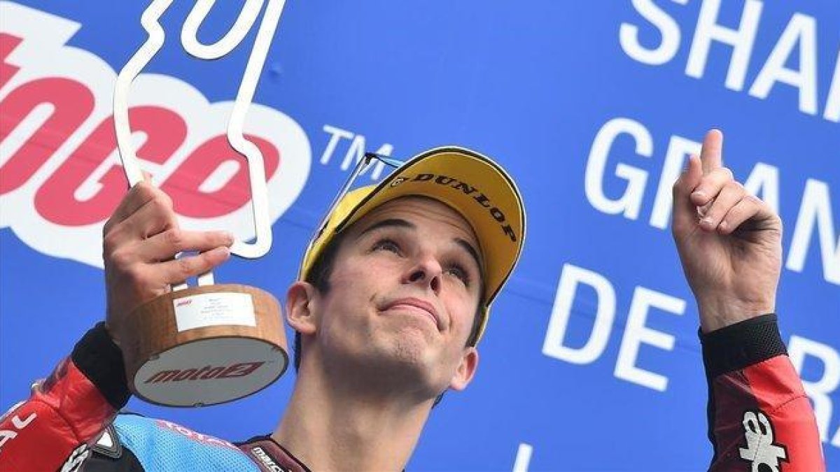 Àlex Márquez celebra, en el podio de Le Mans, su victoria en Moto2.-AFP / JEAN-FRANCOIS MONIER
