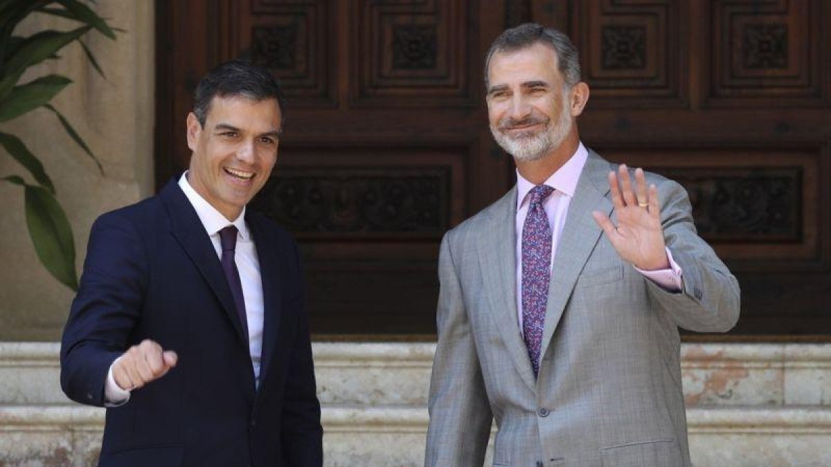 Pedro Sánchez y el rey Felipe VI, ayer en el palacio de Marivent, en Palma.-EFE / BALLESTEROS