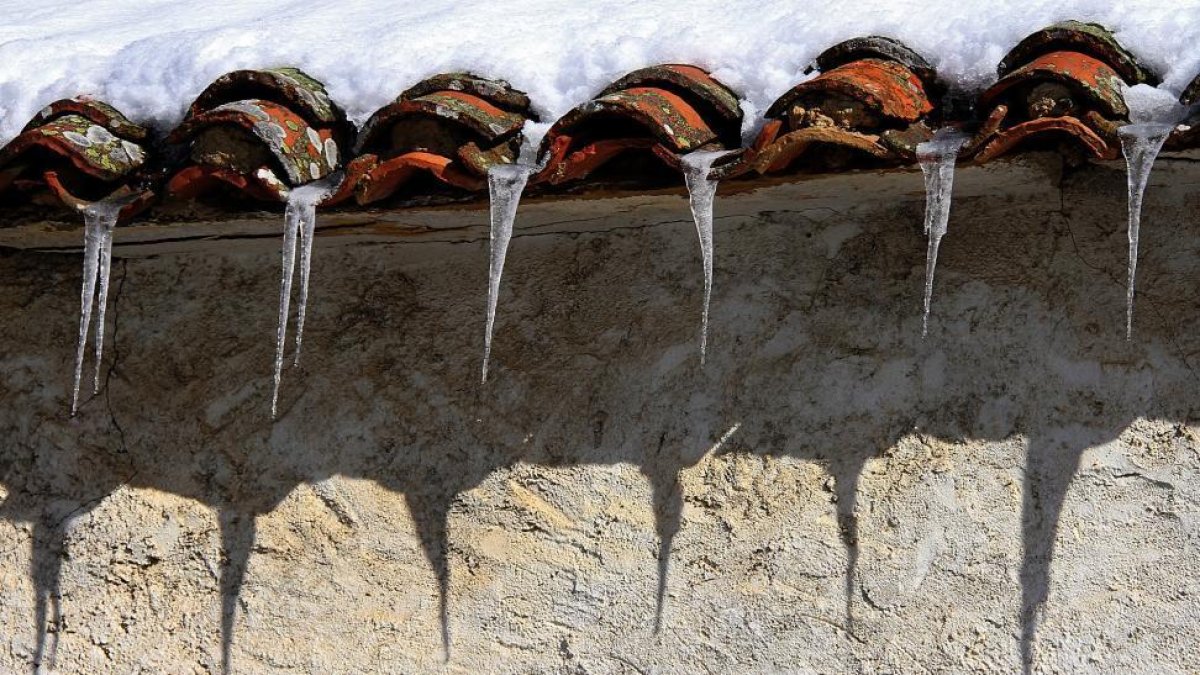 Témpanos y nieve en un alero en una imagen de archivo-ICAL