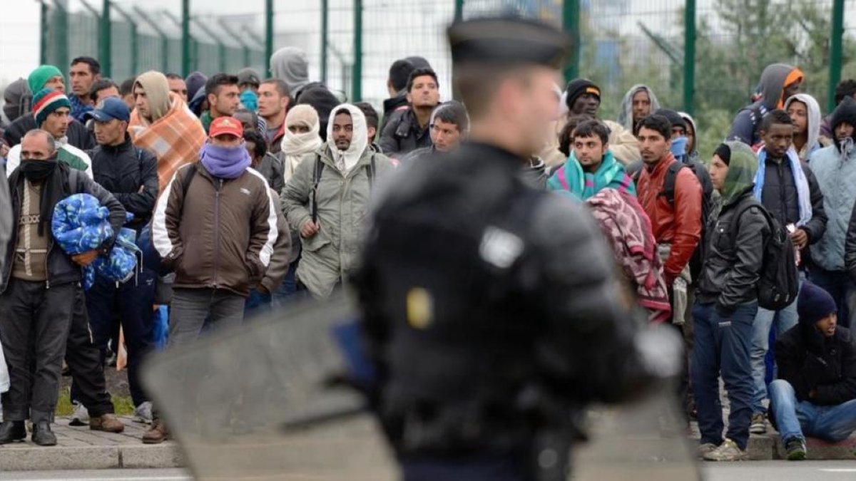 Inmigrantes y refugiados en el campo de Calais.-AFP / DENIS CHARLET