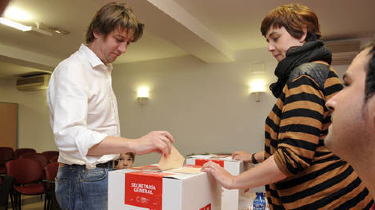 Carlos Martínez Mínguez vota al secretario general del PSOE de Castilla y León. / DIEGO MAYOR-