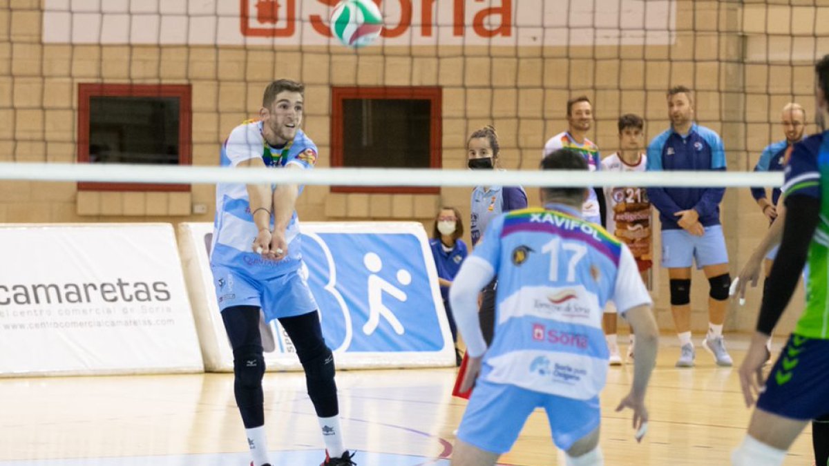 Pepe Villalba en el momento de recibir en el partido del pasado sábado ante Palma. GONZALO MONTESEGURO