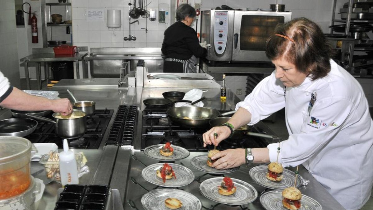 La cocinera Melania Cascante preparando uno de sus platos.-V.G.