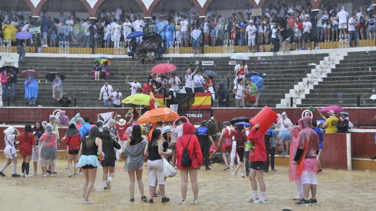 Paraguas y el coso encharcado por la tarde.-Valentín Guisande