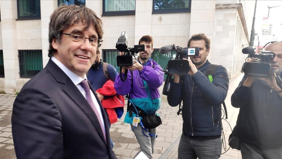 El expresidente de la Generalitat Carles Puigdemont a la salida de la fiscalia de Bruselas. / JAVIER ALBISU/EFE-EFE / JAVIER ALBISU