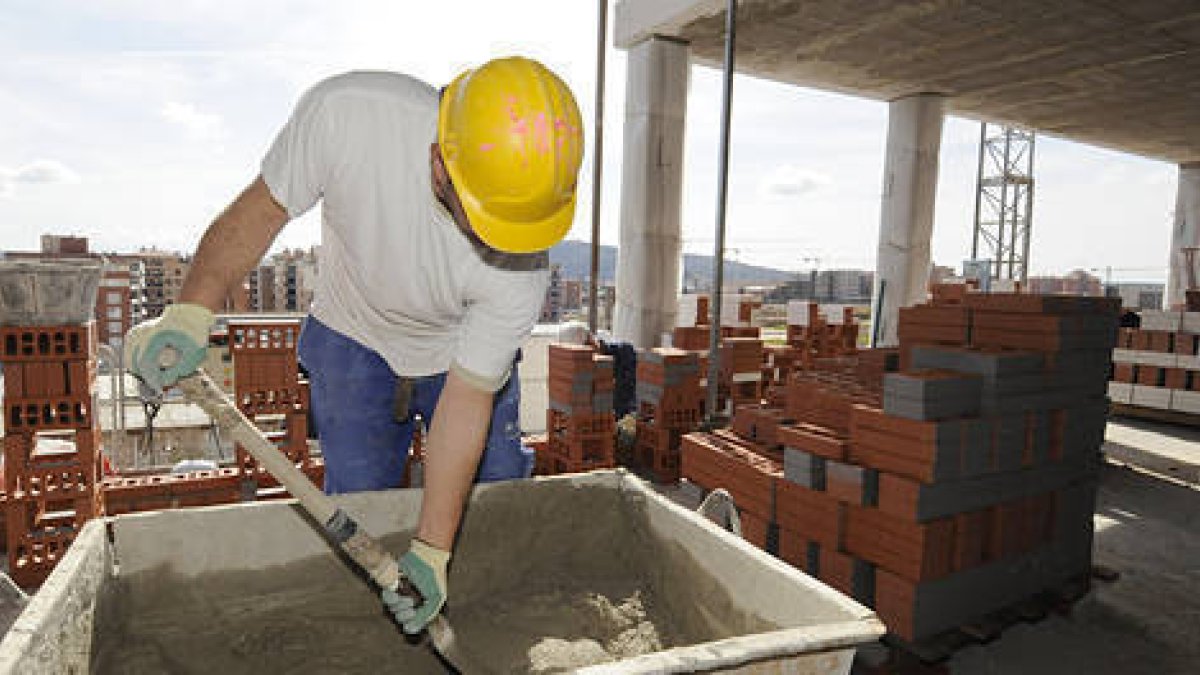 Un trabajador del sector de la construcción. / VALENTÍN GUISANDE-