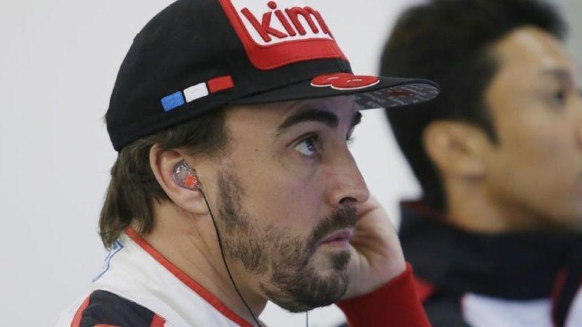 Fernando Alonso contempla la actuación de su compañero Sebastien Buemi, en uno de sus descansos en las 6 Horas de Shanghai.-EFE / JAMES MUY