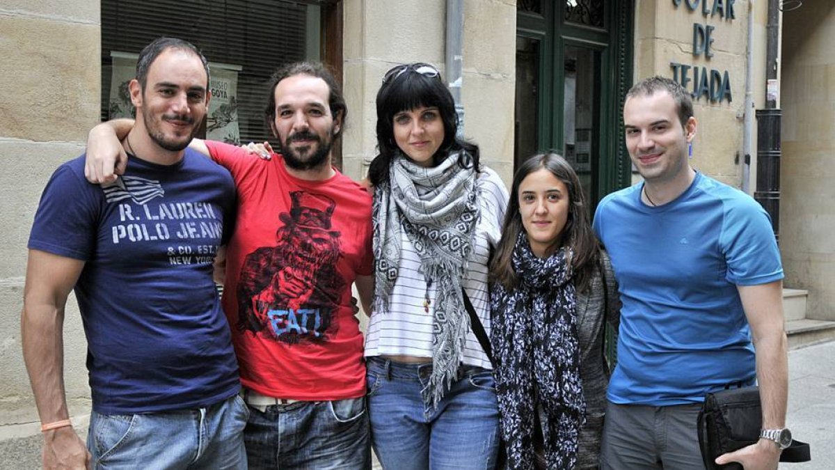 Jorge Álvarez con su grupo de amigos procedentes de Madrid.-DIEGO MAYOR